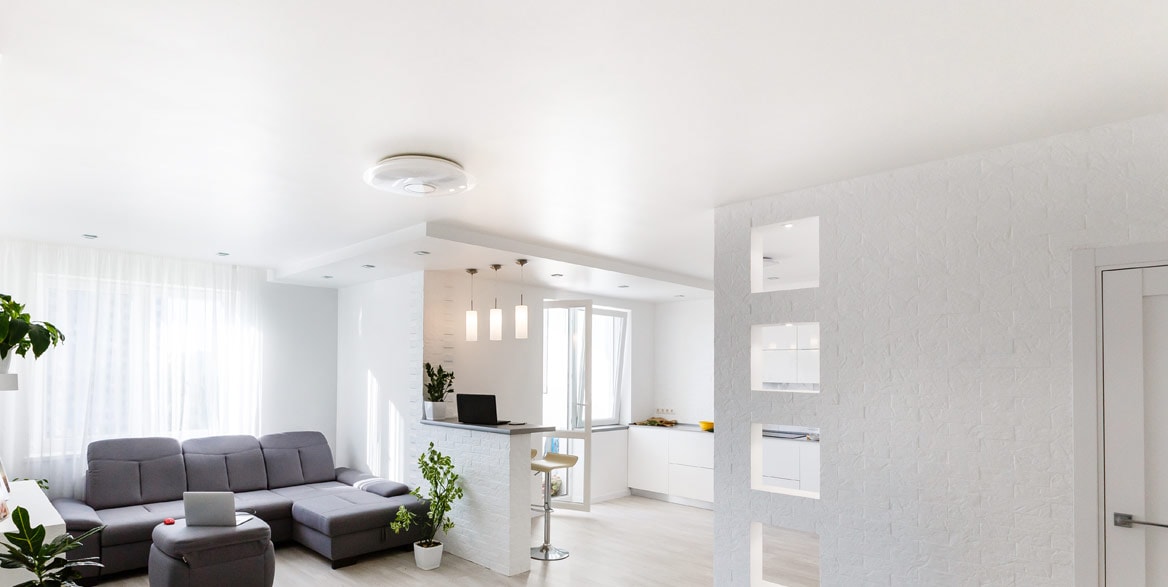 Wohnraum mit Spanndecke weiss und grossser Beleuchtung