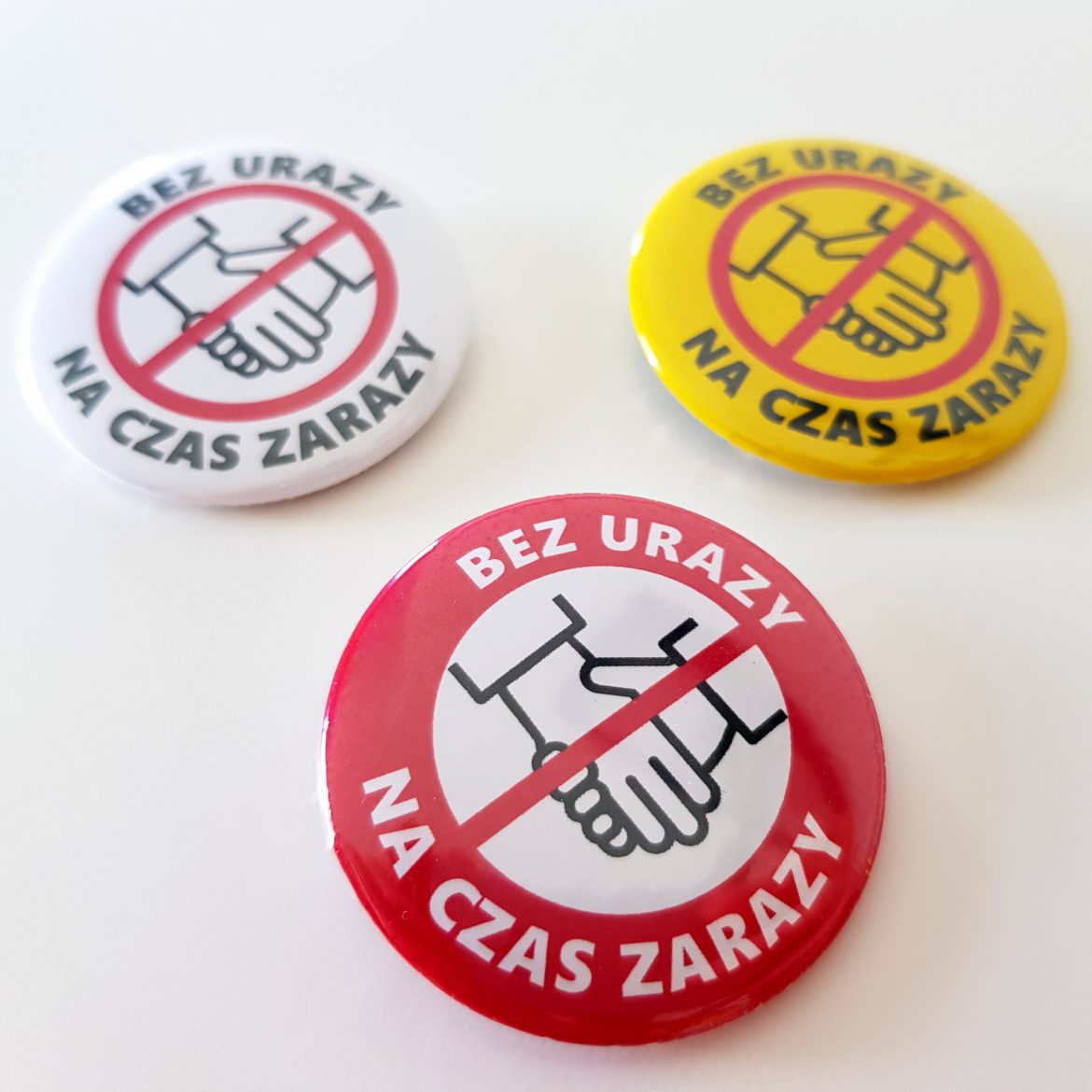 Przypinki, a epidemia koronawirusa. Uniknij niezręczności!