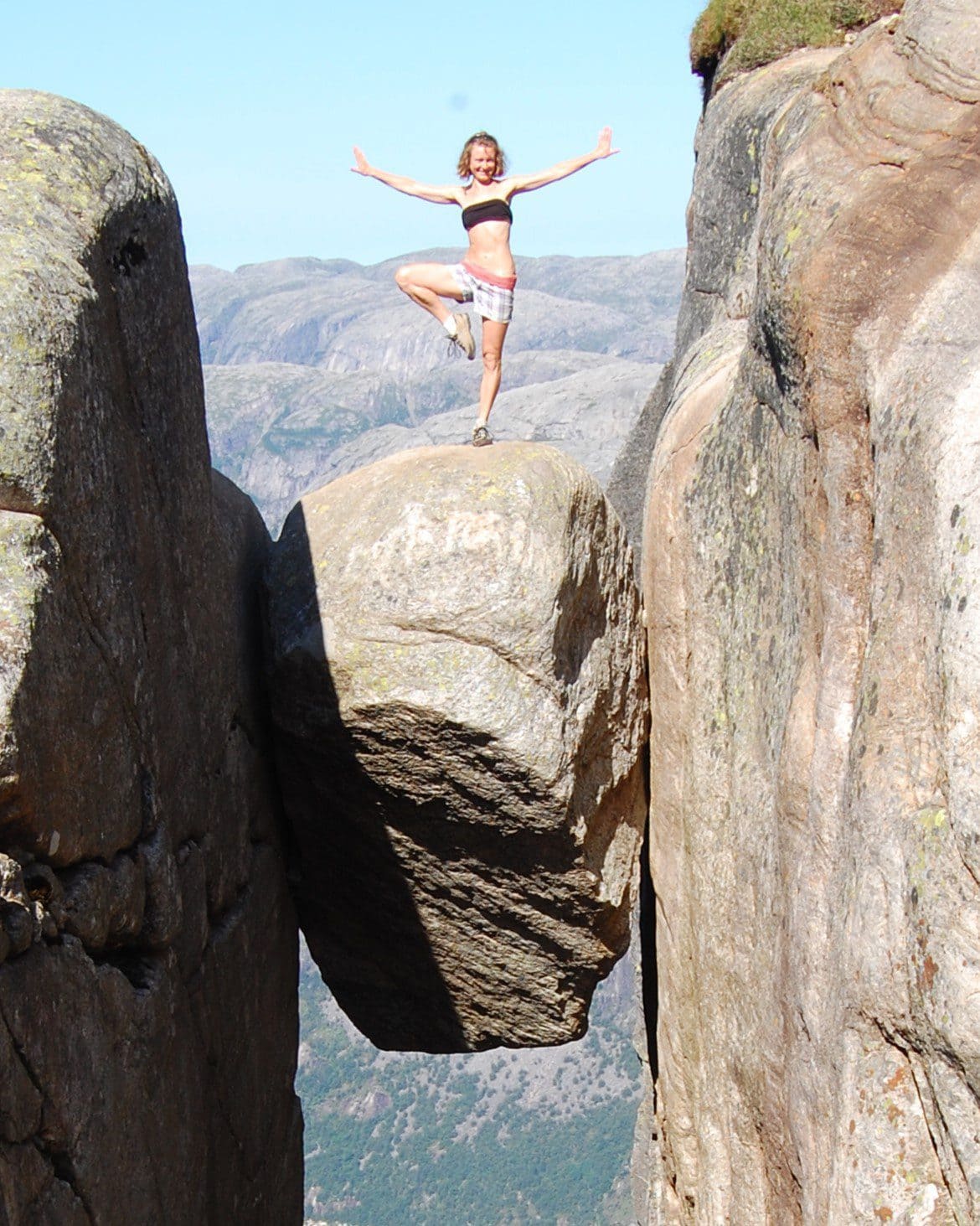Girls_on_top_Kjerag