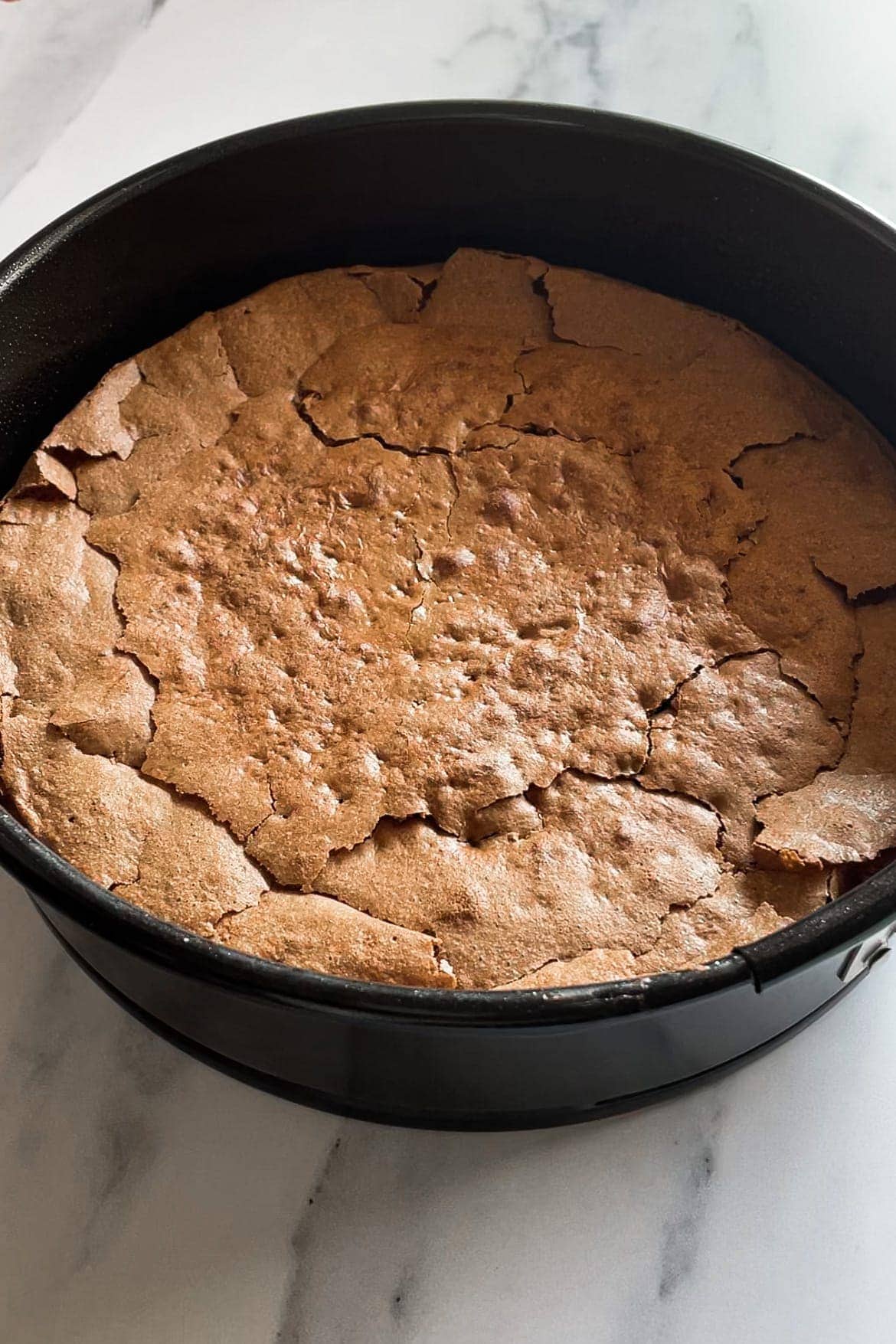 Paula's Apron Tarta de Chocolate y Almendras. Fácil y Sin Gluten Tarta de Chocolate y Almendras Horneado. Se ve en su molde desmontable de 23 cm de diámetro.