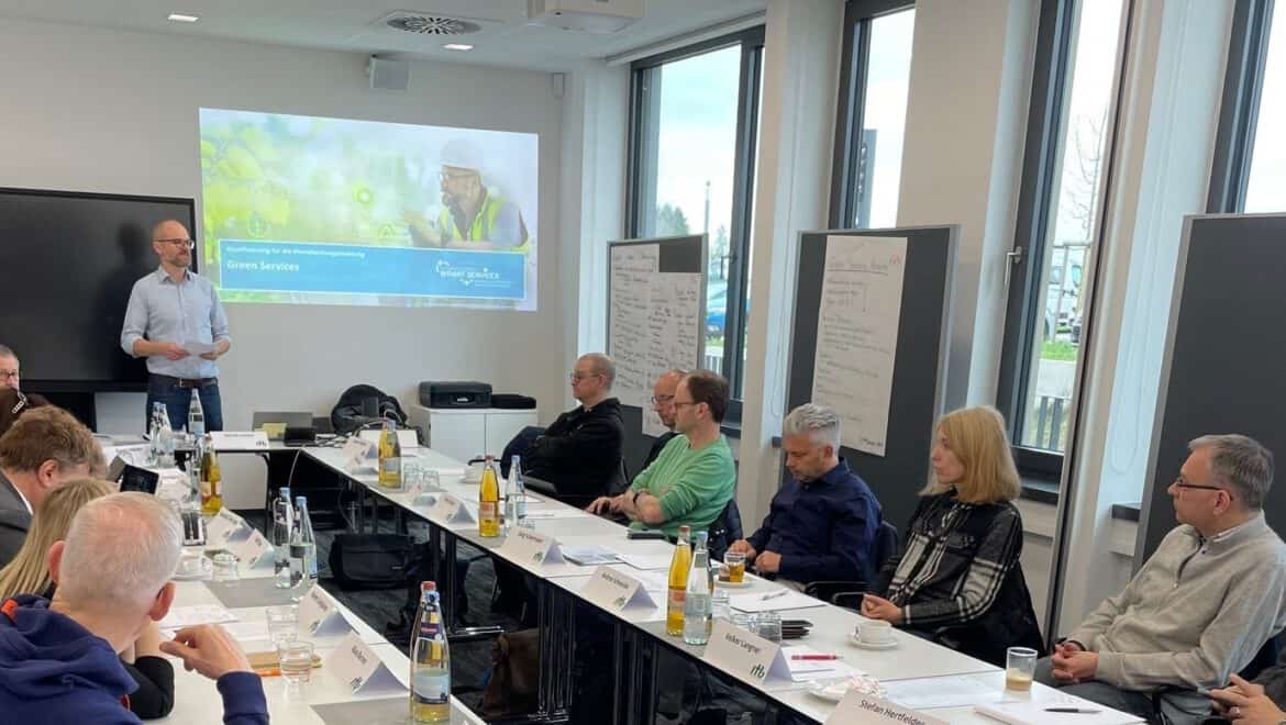 Geschäftstreffen bei itb Karlsruhe mit Präsentation und Diskussion.