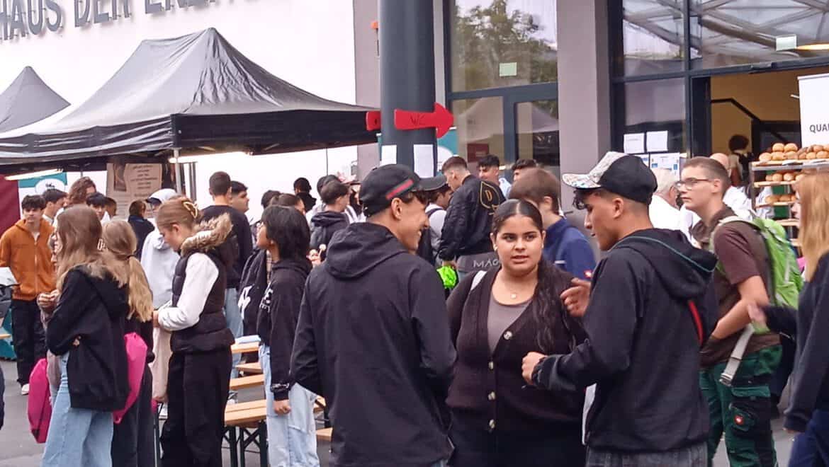 Besucher bei der ITB Karlsruhe Messe, Austausch und Networking.