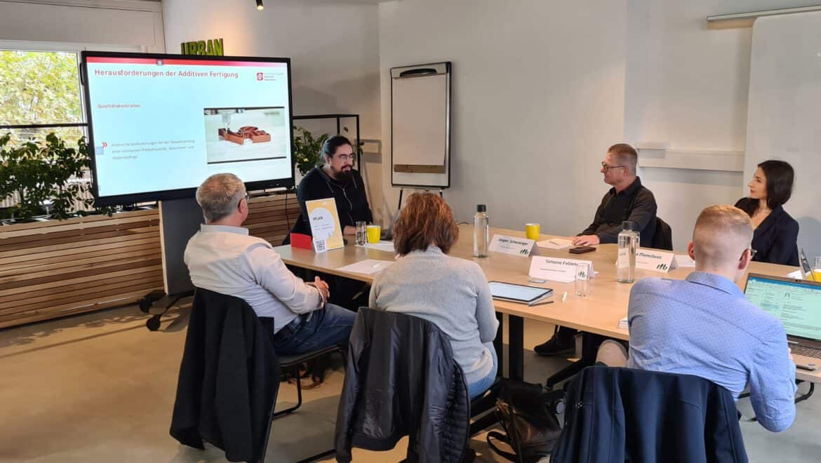 Geschäftstreffen bei itb Karlsruhe mit Präsentation und Diskussion.