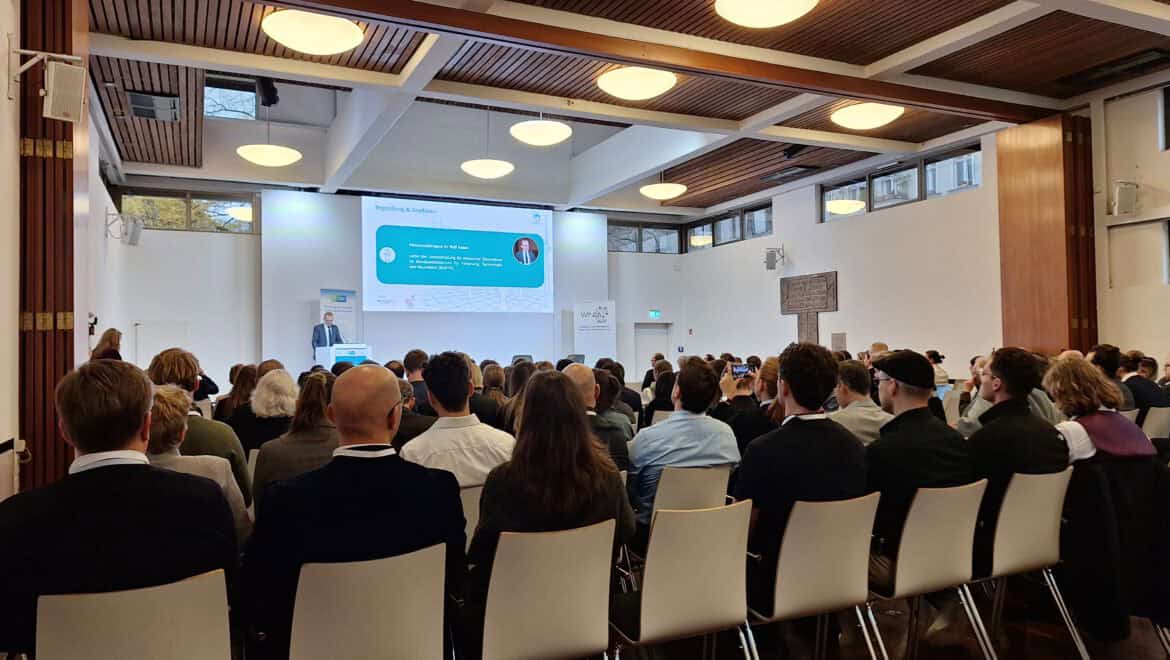 Fachkonferenz mit Branchenexperten und Networking.