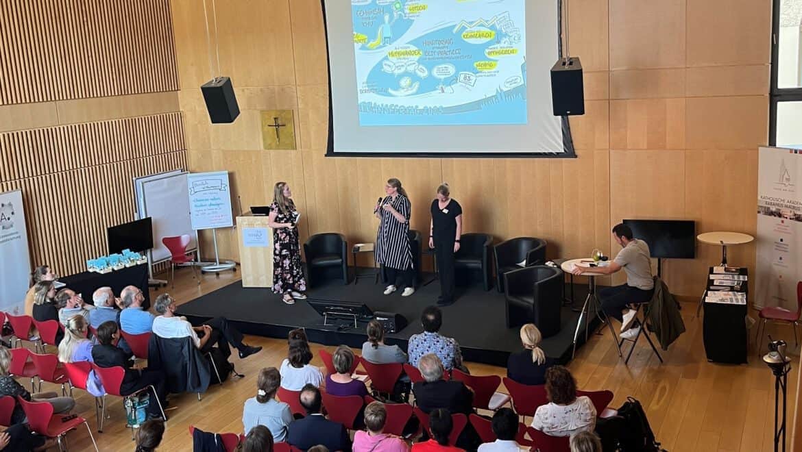 Fachkonferenz mit Vortrag und Publikum im Konferenzraum.