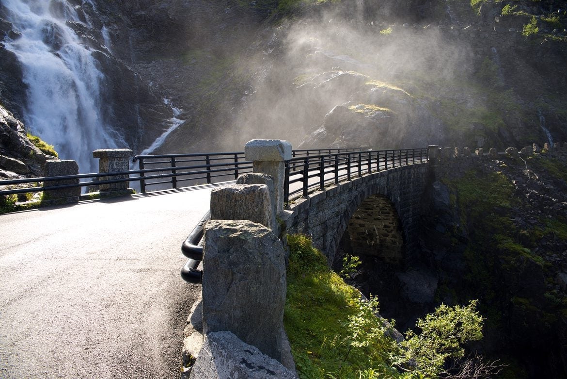 Bridge_road_troll