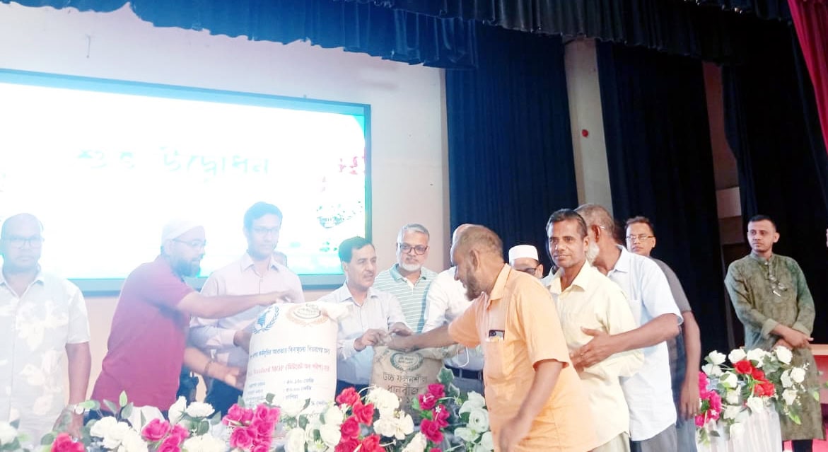 নওগাঁ সদর উপজেলায় কৃষি উপকরণ ও ত্রাণ বিতরণ কর্মসূচি অনুষ্ঠিত
