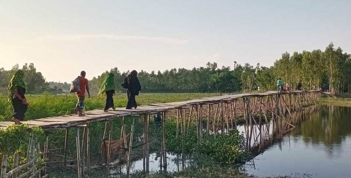 কাউনিয়ার গোল্ডেনের ঘাটে ব্রীজ না থাকায় চরম দুর্ভোগ