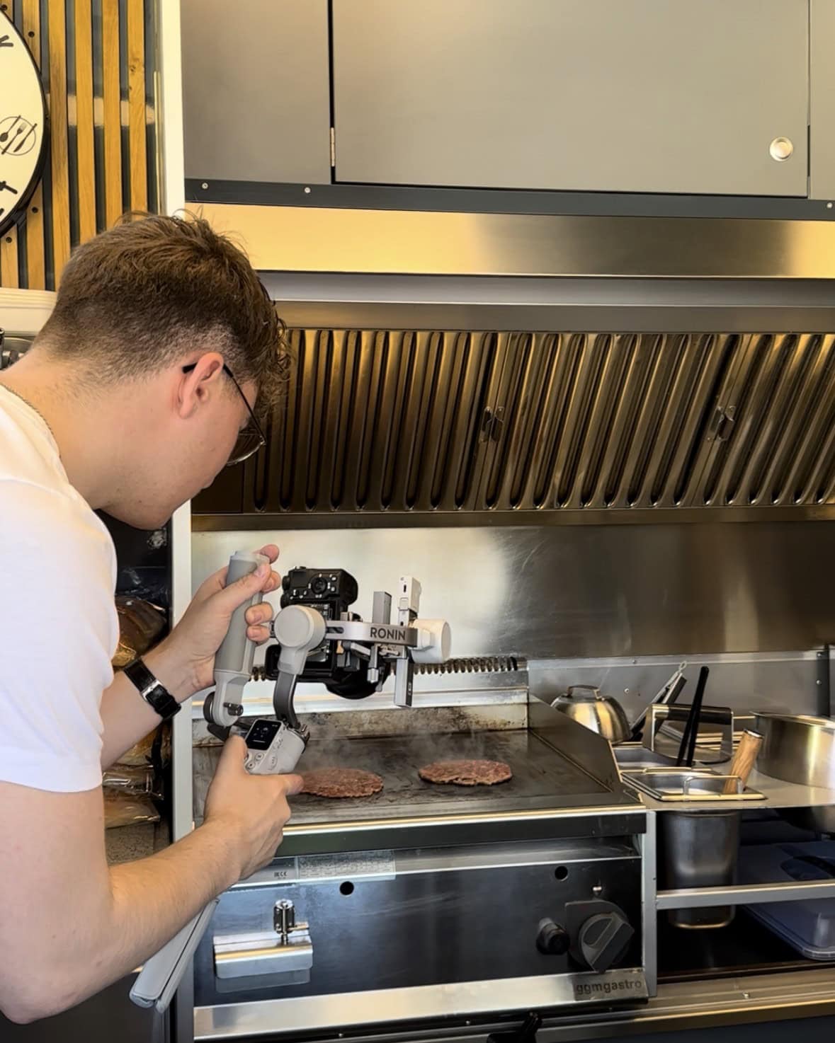 MotionByIben bei einem Videodreh für Food- und Eventcontent