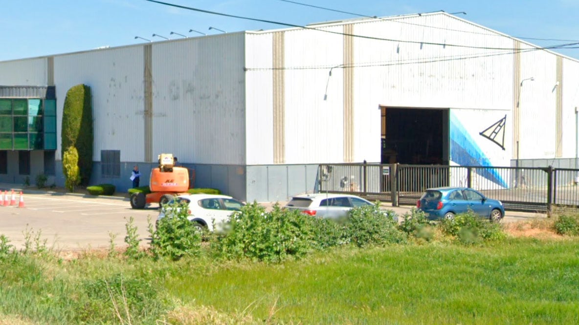 Esmalt de dos components en façana de nau