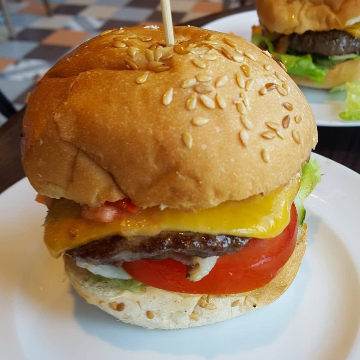 Burger im Tag & Nacht Bistro auf der Mein Schiff 4