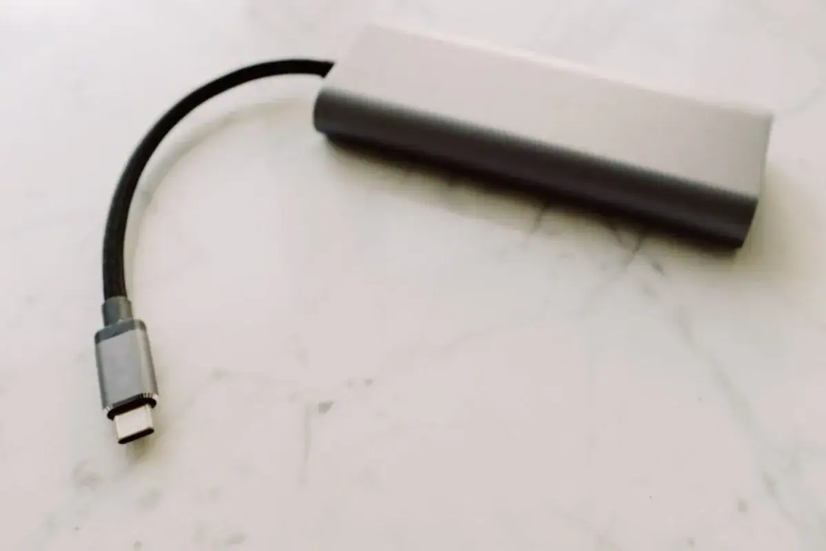 כבל USB-C קצר באורך 20 ס״מ מחובר לפאוור בנק