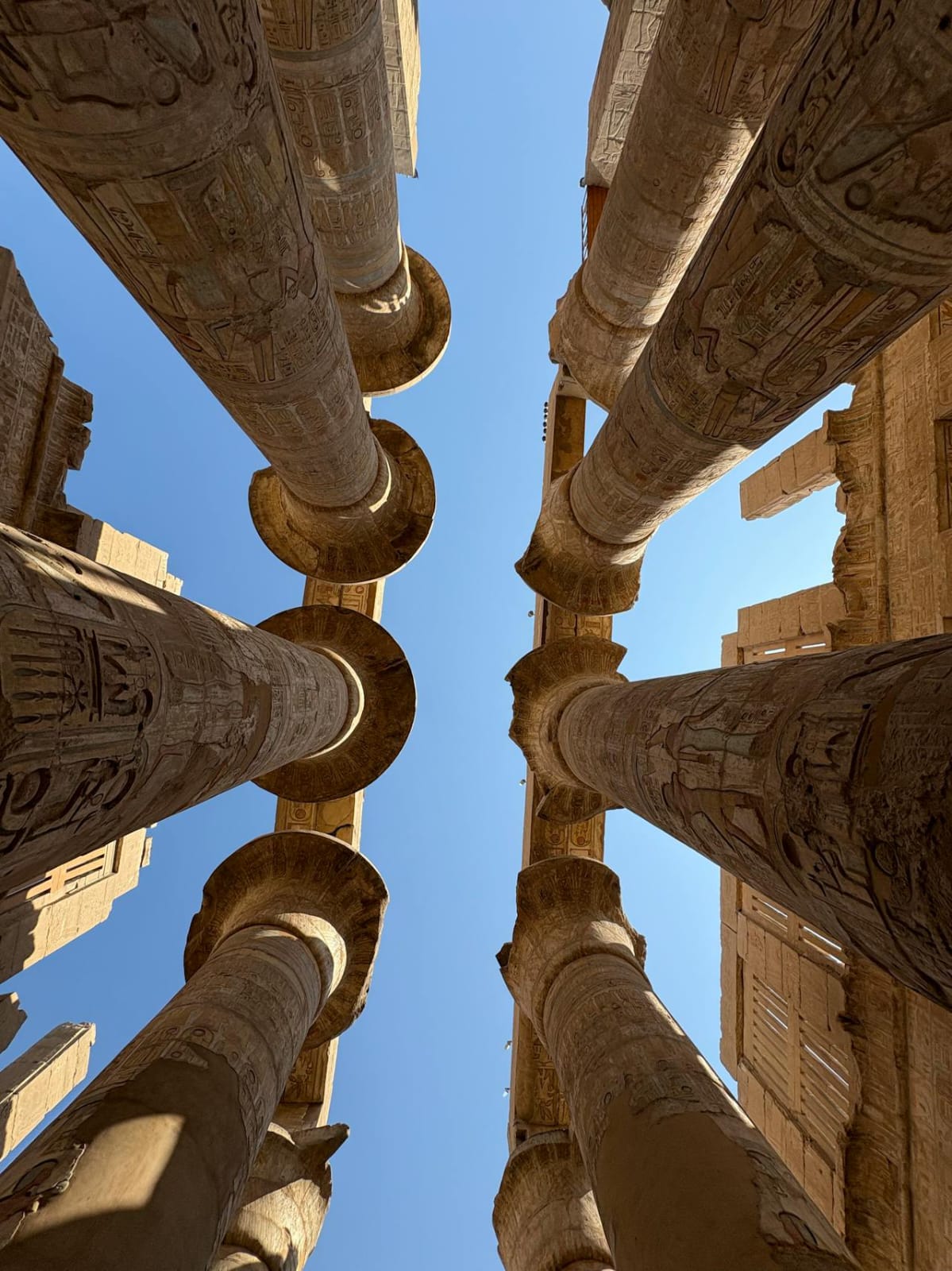 Karnak Tempel Luxor Ausflug – beeindruckende Säulenhalle im Karnak Tempel mit riesigen antiken Säulen und Hieroglyphen