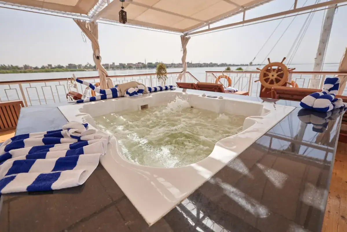 Open-air jacuzzi overlooking the river