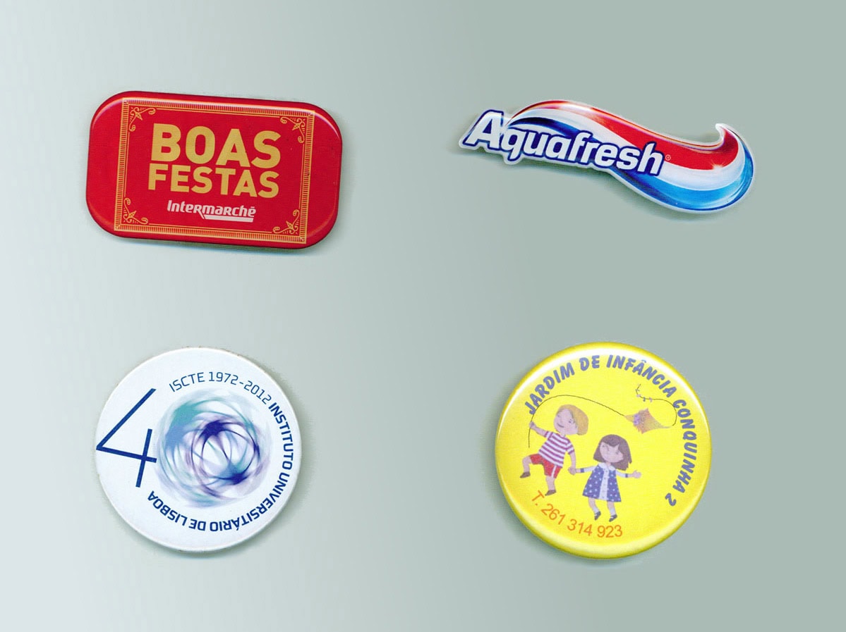 Pins e crachás