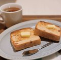 トースト2枚と紅茶がテーブルに置いてある