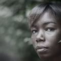 Einzelportrait Outdoor Shooting einer Frau— Portraitfotograf Menasse Gebregzi aus Köln