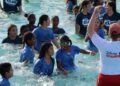 Simone Manuel inspira a cerca de 600 niños durante la clase de natación más grande del mundo en Walt Disney World
