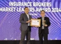 Direktur Utama Indotekno, Iskandar Bintoro Wibowo (kanan) saat menerima penghargaan Insurance Broker Market Leaders Award 2024 di Jakarta, Selasa (30/7) - Gambar: Istimewa