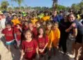 Cientos de niños de comunidades vulnerables participan en clase de natación más grande del mundo