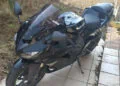 Un motard a été interpellé après plusieurs refus d’obtempérer à Villefranche-de-Rouergue. Identifié, les enquêteurs ont découvert des cigarettes de contrebande. Il a été condamné à une peine de prison avec sursie assortie d'une lourde amende. Les faits ont été dévoilés par la gendarmerie de l'Aveyron. Entre le 5 août 2026, un individu circulant au guidon d’une moto Kawasaki noire dépourvue de plaque d’immatriculation, refuse à plusieurs reprises d’obtempérer aux injonctions des patrouilles de la gendarmerie de Villefranche-de-Rouergue. Lors de sa fuite, l'intéressé multiplie les infractions au code de la route, empruntant notamment des trottoirs, circulant à contresens dans des giratoires et usant ponctuellement d'un dispositif lumineux visant à éblouir les gendarmes qui le suivent. Un trafic de cigarettes en plus des nombreuses infractions au code de la route Le 10 août, une patrouille de la brigade motorisée de Villefranche-de-Rouergue repère la Kawasaki et son pilote qui refuse une nouvelle fois le contrôle. Les investigations menées par les militaires permettent néanmoins d'identifier formellement le contrevenant puis de l'interpeller à son domicile où des cigarettes de contrebande dont il s'adonne au trafic sont par ailleurs découvertes. Déféré devant le procureur de la République de Rodez, le mis en cause a été condamné à une peine d’emprisonnement assortie d’un sursis probatoire, ainsi qu’à une forte amende. Sa moto a été définitivement confisquée et le tabac saisi détruit.