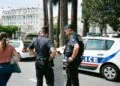 La police vient perquisitionner, il jette le sac de drogue par la fenêtre