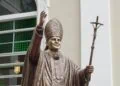 Achèterez vous un Bic 4 couleurs ou le magnet officiel pour la visite du Pape à Lourdes