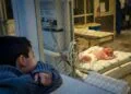 Un bébé se noie dans un seau d'eau de javel