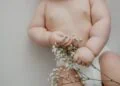 Né avec une malformation ce bébé doit être tenu en position verticale