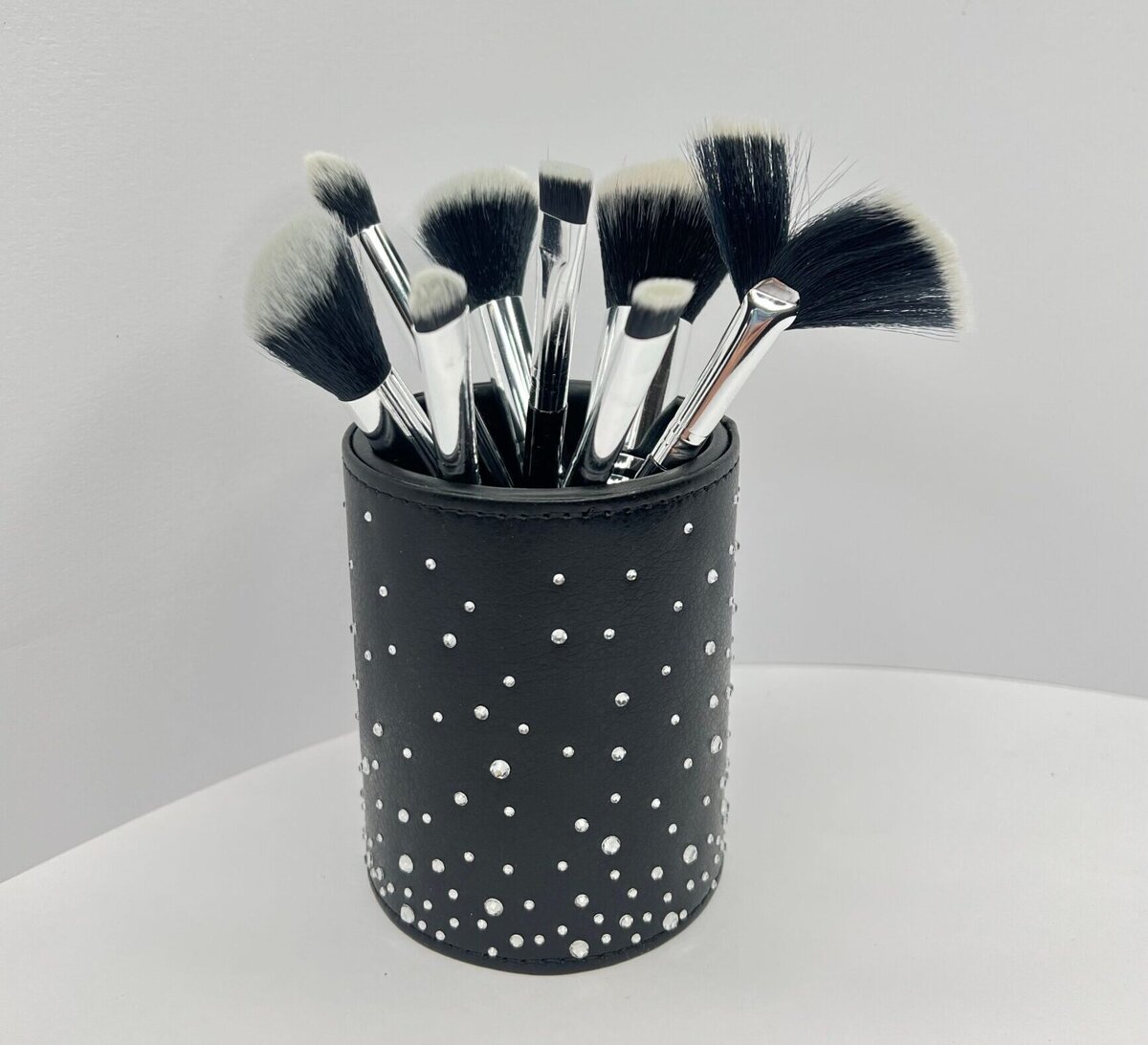 ست براش نگینی لیوان‌دار، براش ۸ عددی نگینی، ست براش با لیوان نگین‌دار، براش لوکس لیوان دار، ست براش حرفه‌ای نگینی