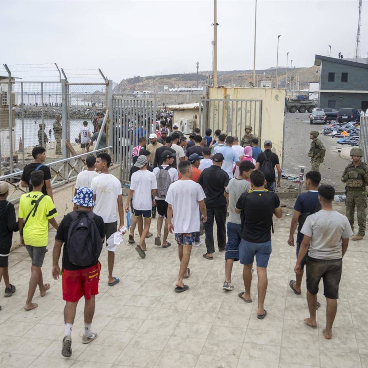Frontera de Ceuta con Marruecos bajo vigilancia policial durante una crisis migratoria.