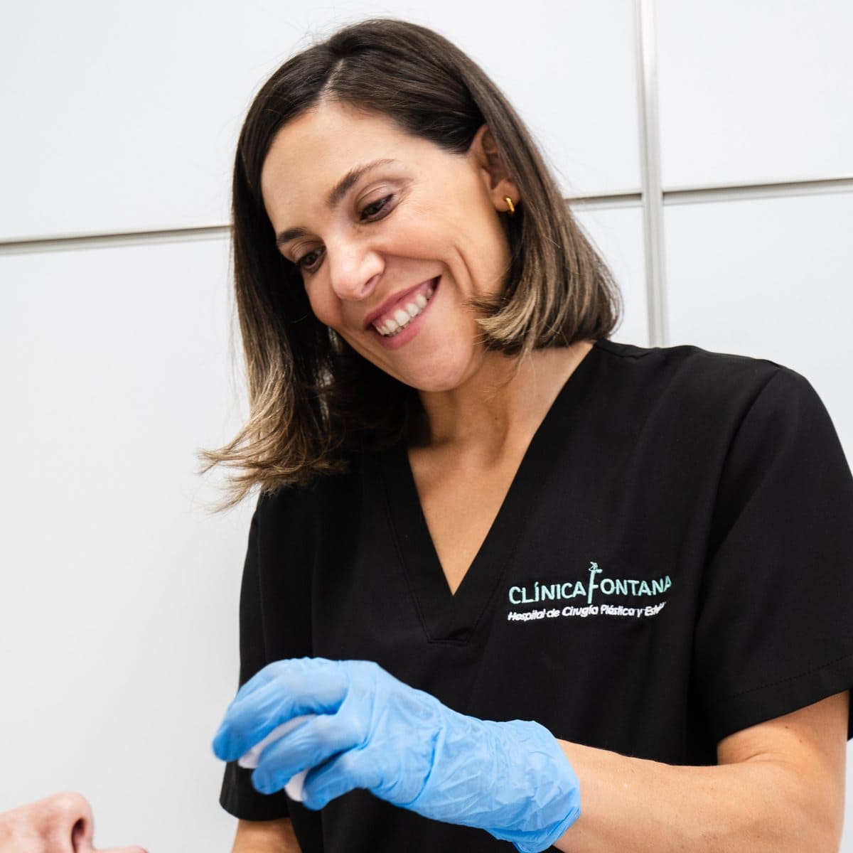 Médica estética durante un tratamiento facial en la consulta de Clínica Fontana, Valencia