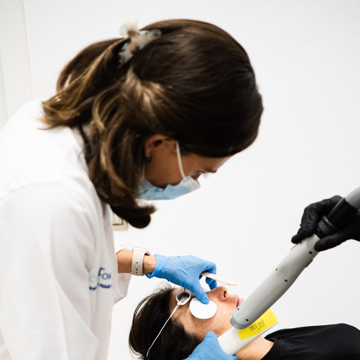 Médica estética de Clínica Fontana durante un tratamiento facial con láser, Valencia