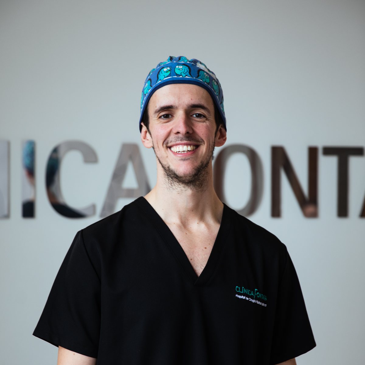 El Dr. Hugo Esteban Espinosa, cirujano plástico de la unidad de lipedema de Clínica Fontana, Valencia