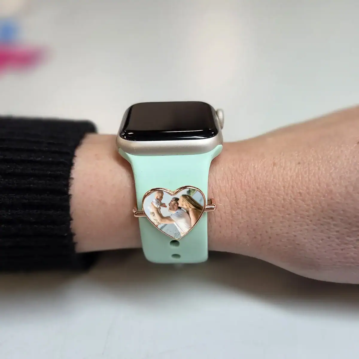 Hartvormige smartwatch met foto van stel op band Smartwatch met hartvormige foto van stel op mintgroene band.