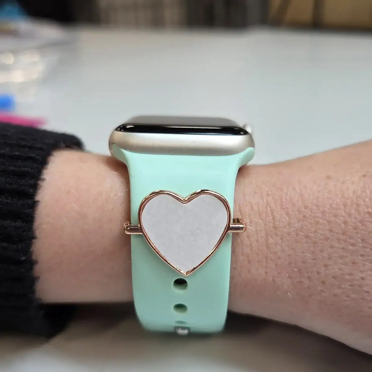 Hartvormige smartwatch band op pols, modern en stijlvol design.
