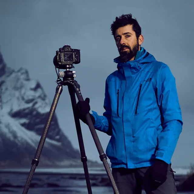 Antun con el trípode, en la nieve