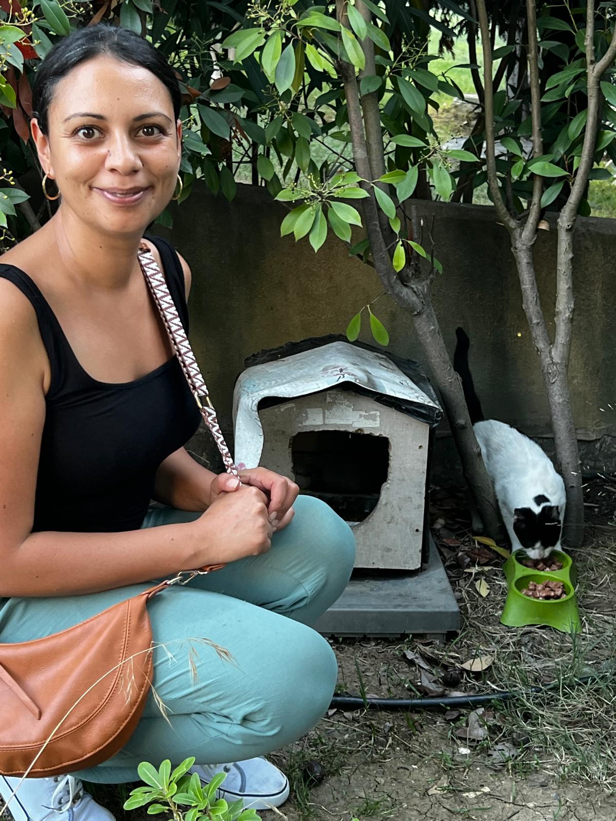 Ehrenamtliche Helferin von ATI Paw mit gerettetem Tier