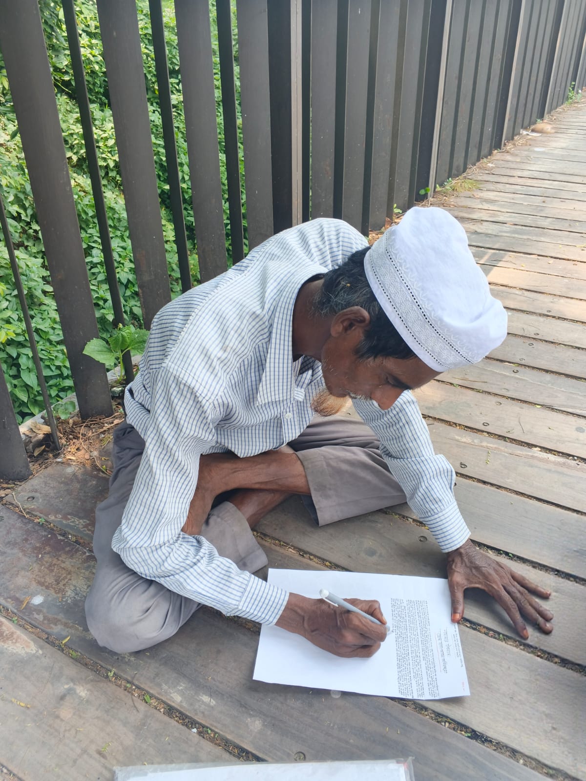 অভাবের দেয়ালে বন্দি রিকশাচালকের ৩ হাজার পাতার স্বপ্ন!