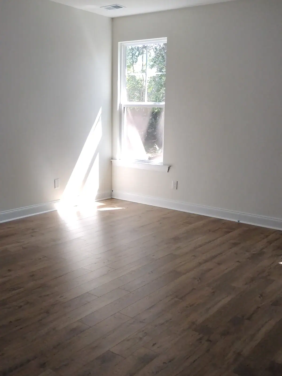 Finished room after listing-ready cleaning by DSS Cleaning in Hollywood, South Carolina