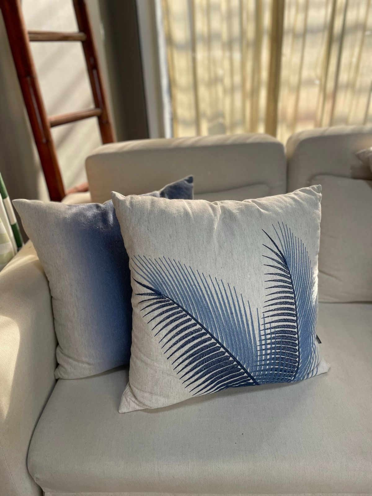 ALMOFADA LINHO BEGE 2 FOLHAS AZUL BORDADA