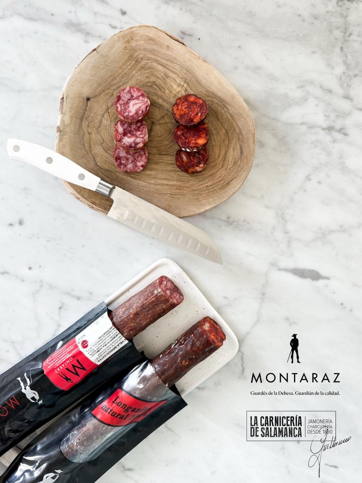 Longaniza ibérica Montaraz de chorizo y salchichón cortada en rodajas sobre tabla de madera, junto a las piezas enteras envasadas al vacío. Foto tomada en La Carnicería de Salamanca, en Peñaranda de Bracamonte.