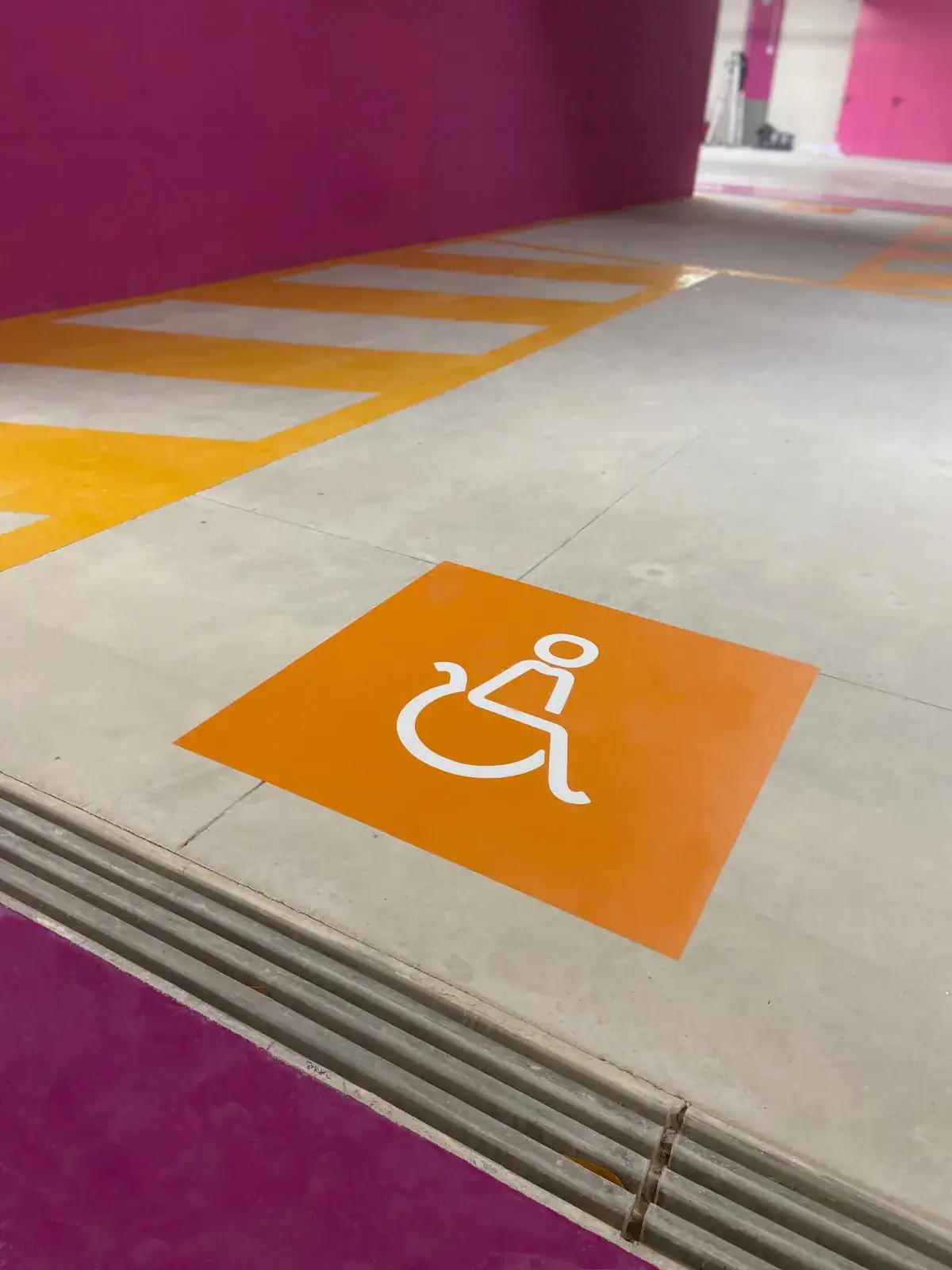 Tinteggiatura industriale pareti e pilastri parcheggio interrato Politecnico di Torino — resina e segnaletica orizzontale diversamente abili