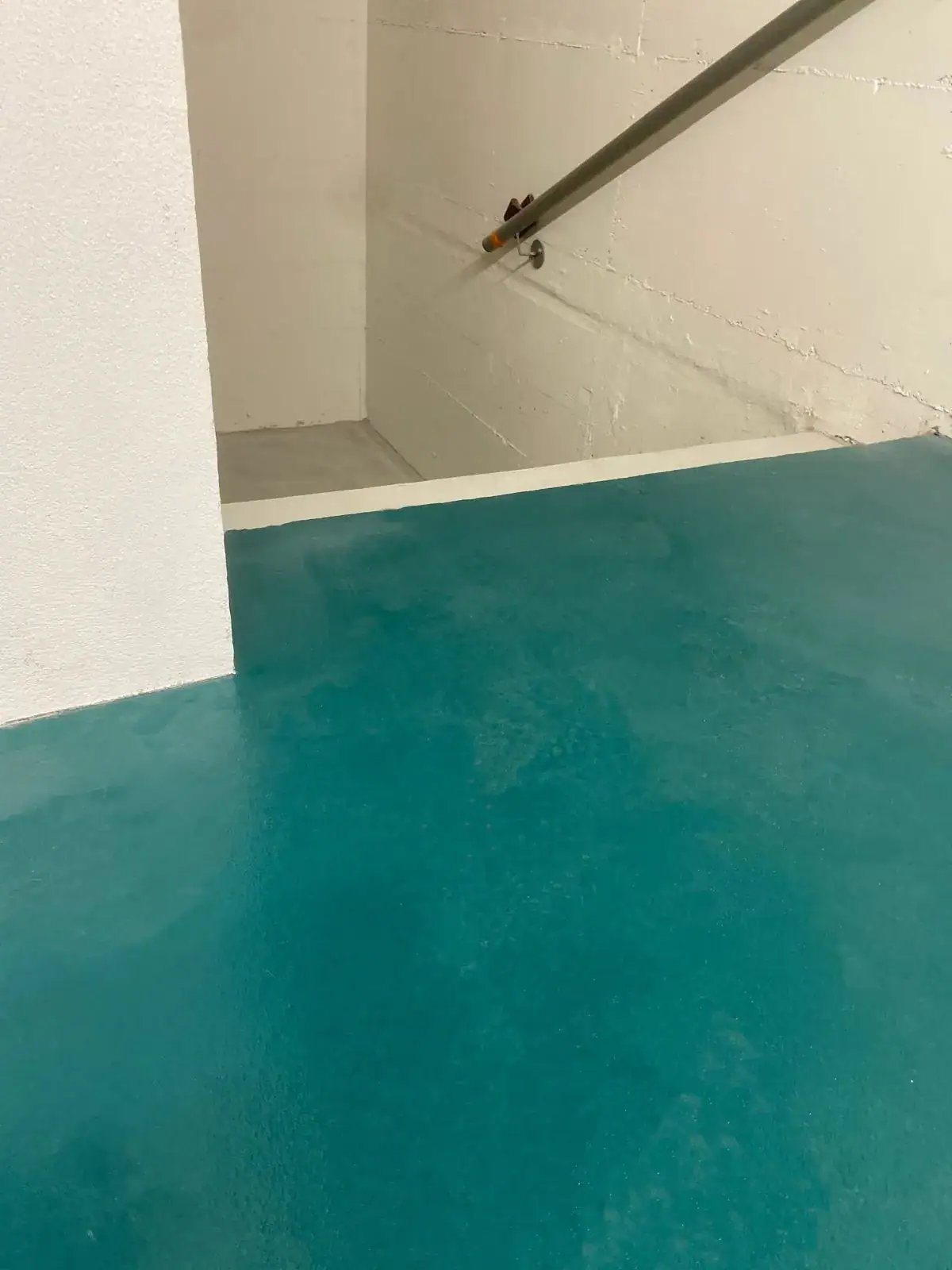 Segnaletica orizzontale in resina fucsia parcheggio interrato Politecnico di Torino — delimitazione stalli e percorsi pedonali