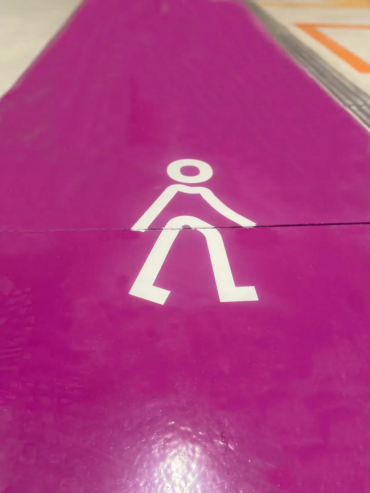 Segnaletica orizzontale in resina fucsia parcheggio interrato Politecnico di Torino — delimitazione stalli e percorsi pedonali