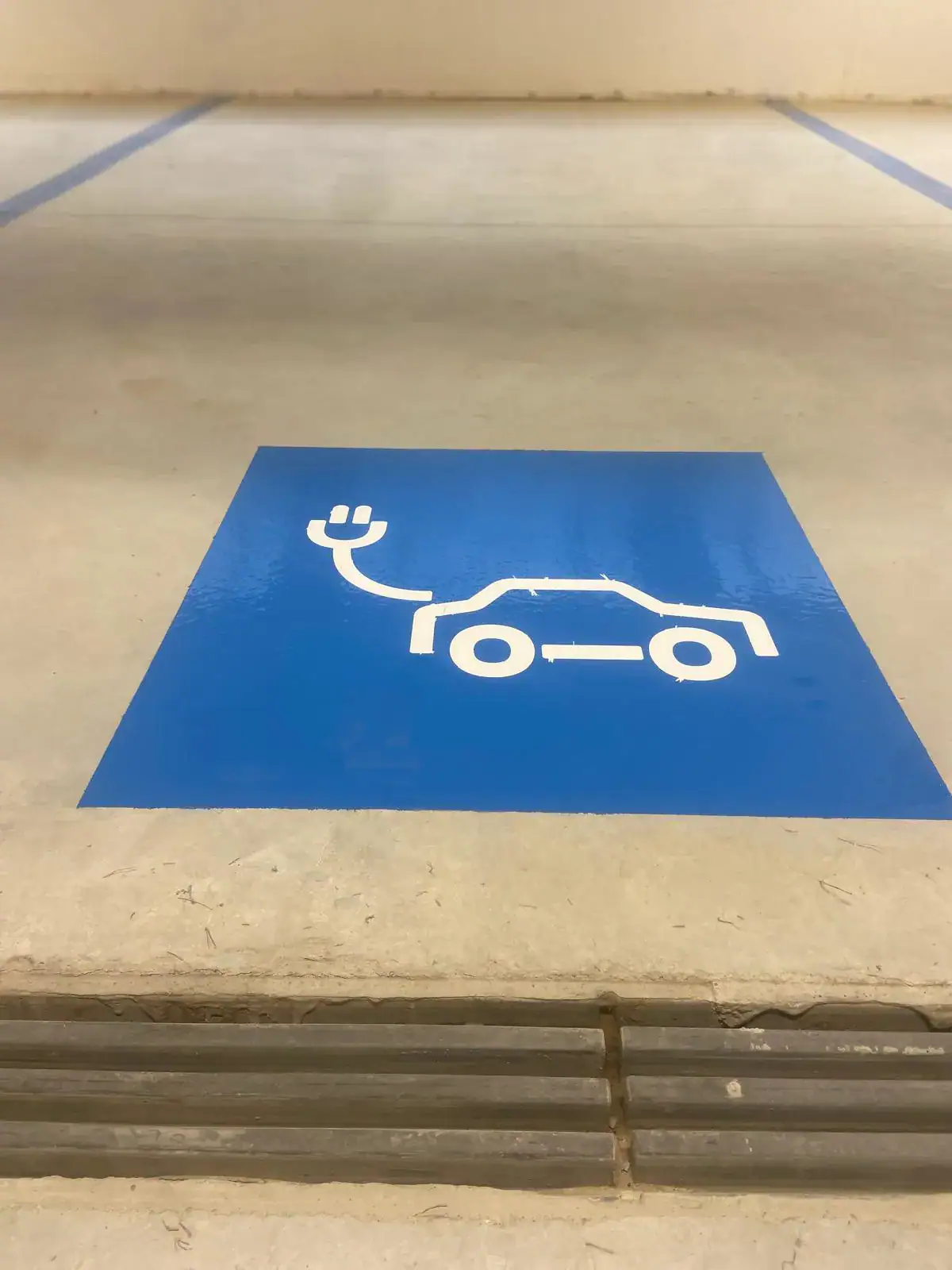 Segnaletica in resina blu parcheggio interrato Politecnico di Torino — codice colore per orientamento livelli