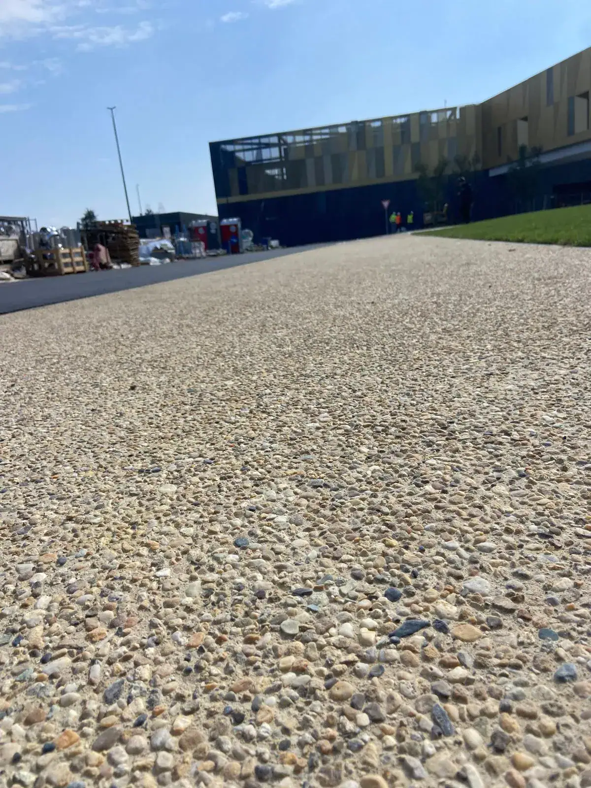 Pavimentazione esterna Prima Ground sasso lavato a vista nuovo headquarters Bulgari Valenza — calcestruzzo architettonico monolitico