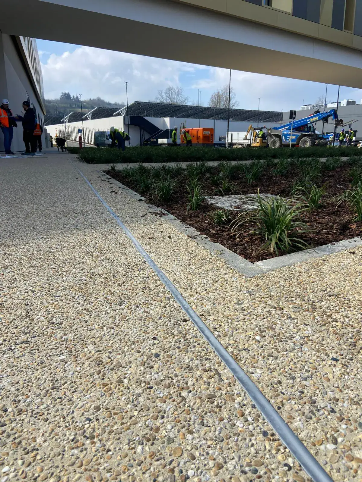 Pavimento Prima Ground® in calcestruzzo architettonico a sasso lavato Prima Pavimenti — superficie decorativa con aggregati a vista, resistente al traffico pedonale e agli agenti atmosferici per spazi rappresentativi esterni, headquarter e aree pubbliche di pregio per HQ Bulgari a Valenza