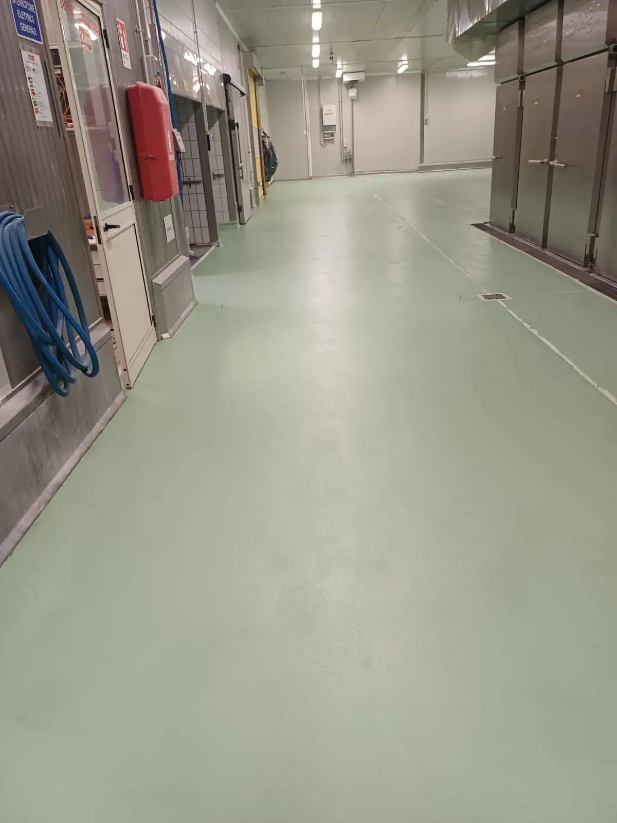 Salumificio Scarlino: corridoi Celle frigorifere Sistema di pavimentazione in cemento poliuretanico, autolivellante, sabbia di quarzo, resina Sherwin Williams FasTop SL23 SRA