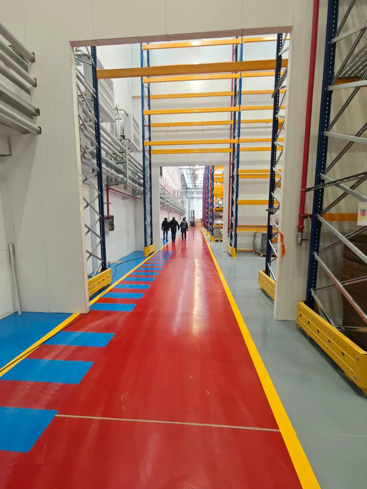 Pavimento in resina epossidica colorata per stabilimento produzione flexible packaging Prima Pavimenti — rivestimento ad alta resistenza chimica a solventi e inchiostri per reparti stampa flessografica, laminazione e converting